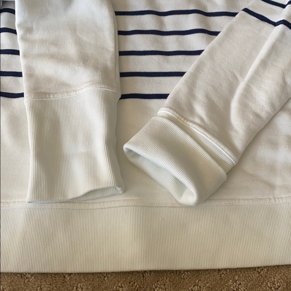 NWT Vineyard Vines sweatshirt - Picture 3 of 5